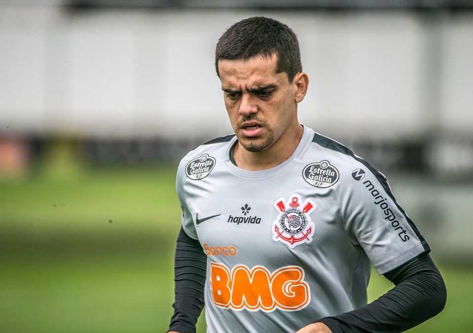Fagner nega ter fingido lesão no Corinthians
