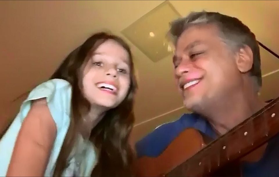 Fábio Assunção canta com a filha de 8 anos música de Janis Joplin