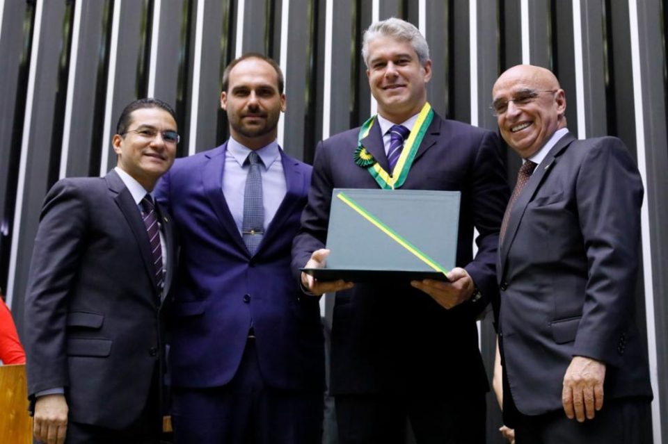 Cunhado de Ana Hickmann ganha medalha na Câmara dos Deputados