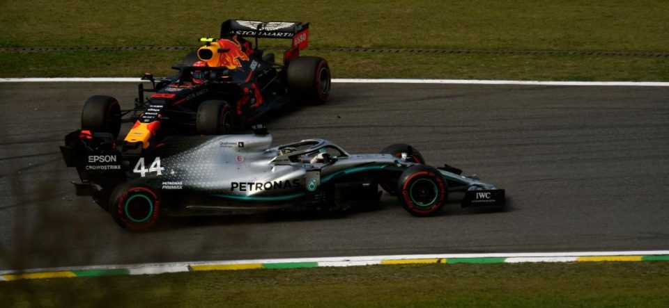 Hamilton é punido e perde 3º lugar no Brasil