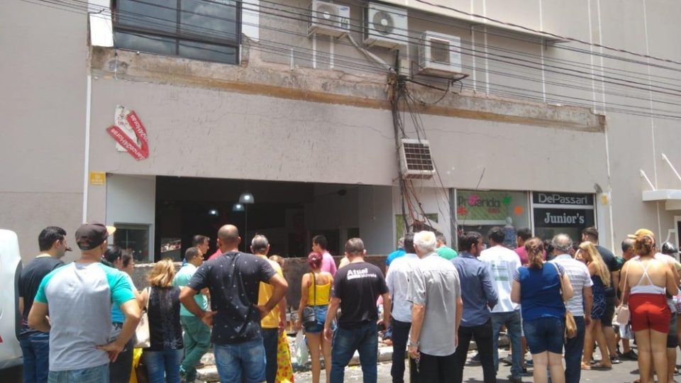 Marquise de shopping desaba e pelo menos uma pessoa morre