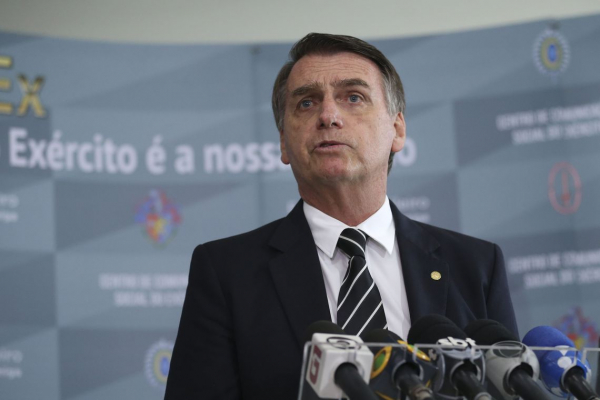 Bolsonaro sanciona lei que suspende torcida que invadir treino