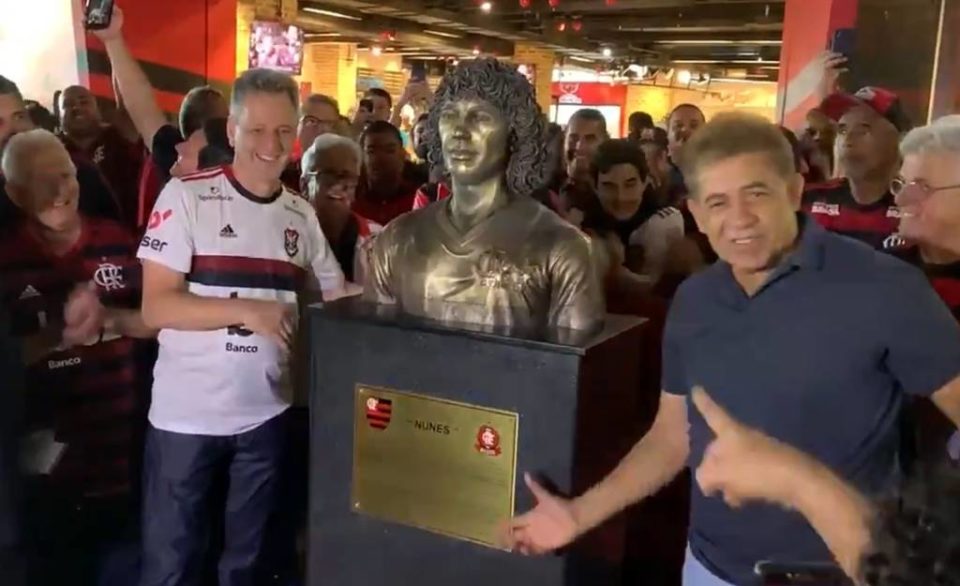 Flamengo comemora aniversário com inauguração do busto de ídolo