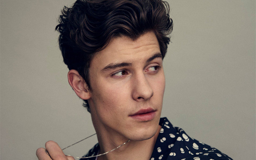 Shawn Mendes chega ao Brasil para shows e tira fotos com fãs