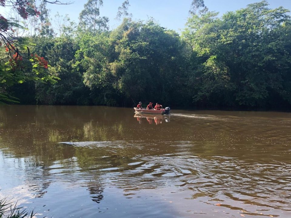 Bombeiros encontram corpo de jovem que desapareceu em rio na região