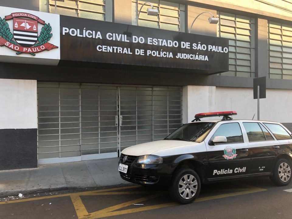 Criminosos furtam celular de construtor de dentro de veículo