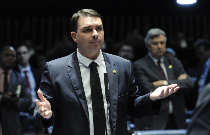 Flávio Bolsonaro: vazam caso para imprensa para me desgastar