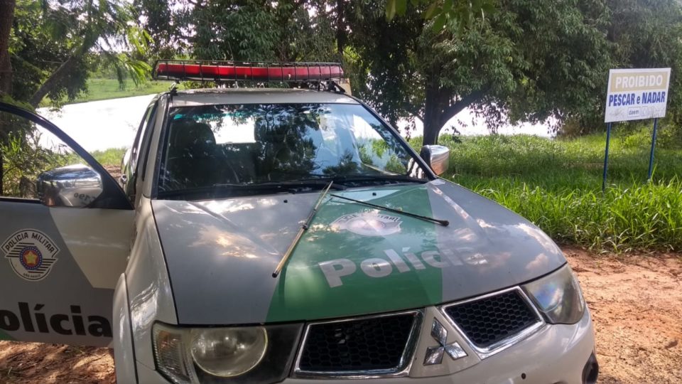 Dupla é flagrada pescando irregularmente na Represa Cascata