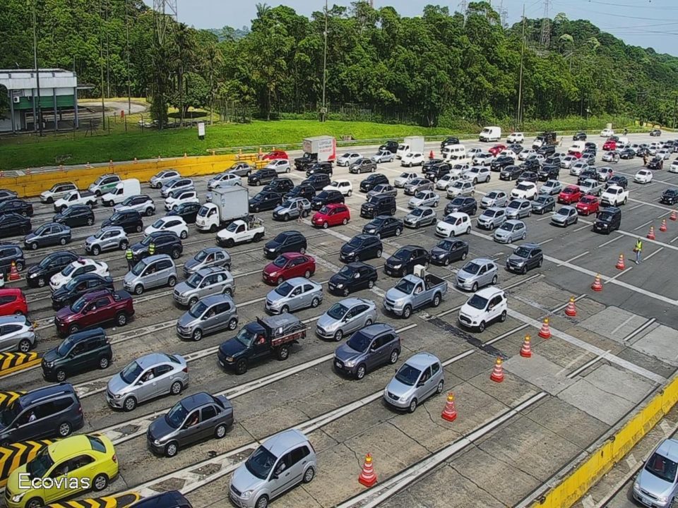 Motoristas enfrentam congestionamento na descida para o litoral