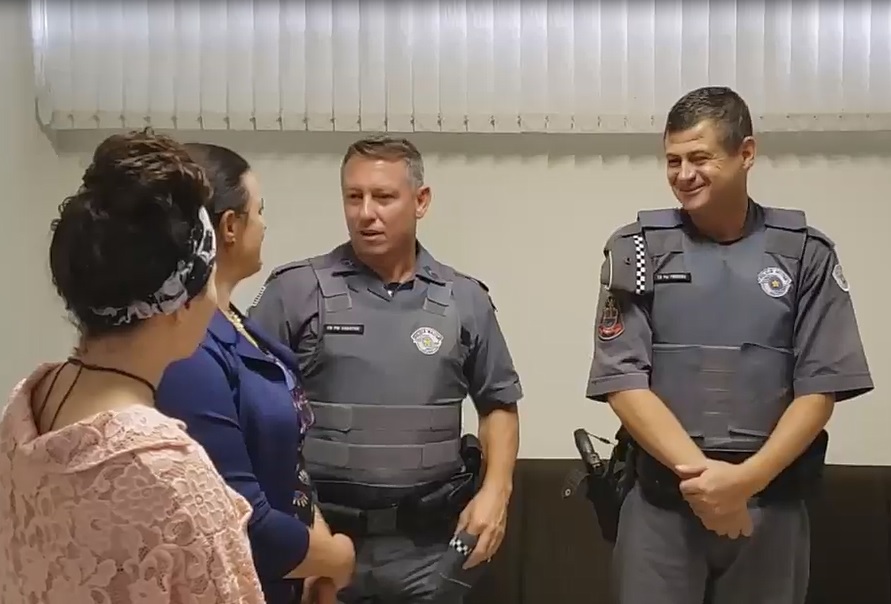 Professora visita policiais que recuperaram bolsa furtada em escola