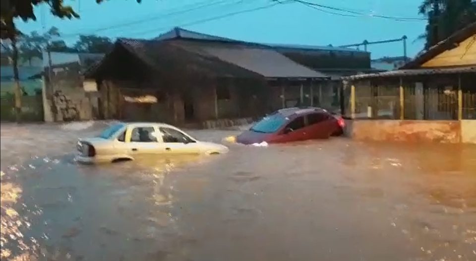 Forte chuva faz córrego transbordar em Tupã