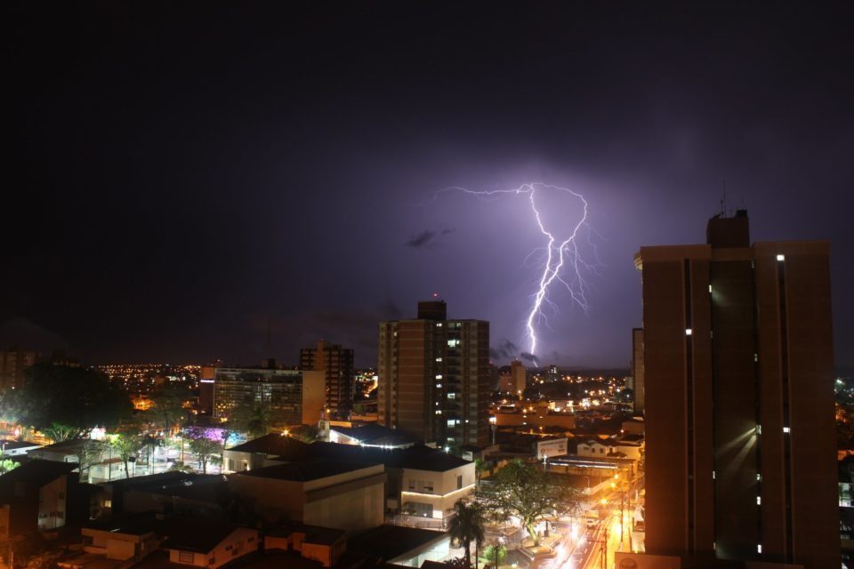 Marília recebe alertas sobre risco de tempestade de raios