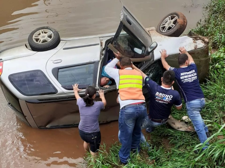 Veículo cai dentro de rio após acidente na região