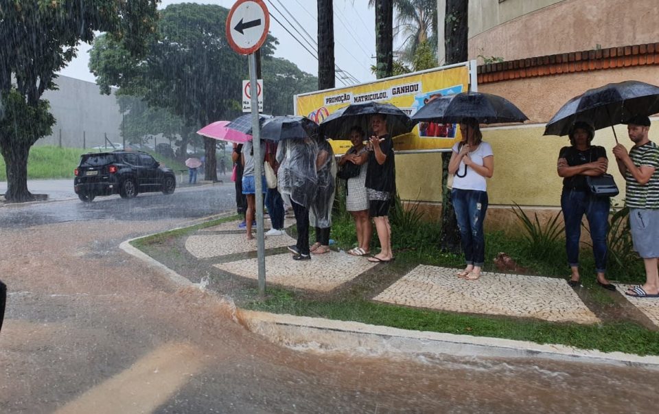 Fila para cadastro biométrico tem chuva, confusão e PM é acionada