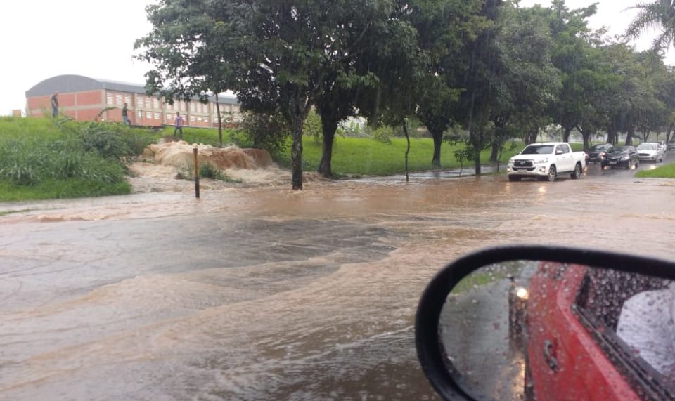 Chuva causa transtornos e pontos de alagamento