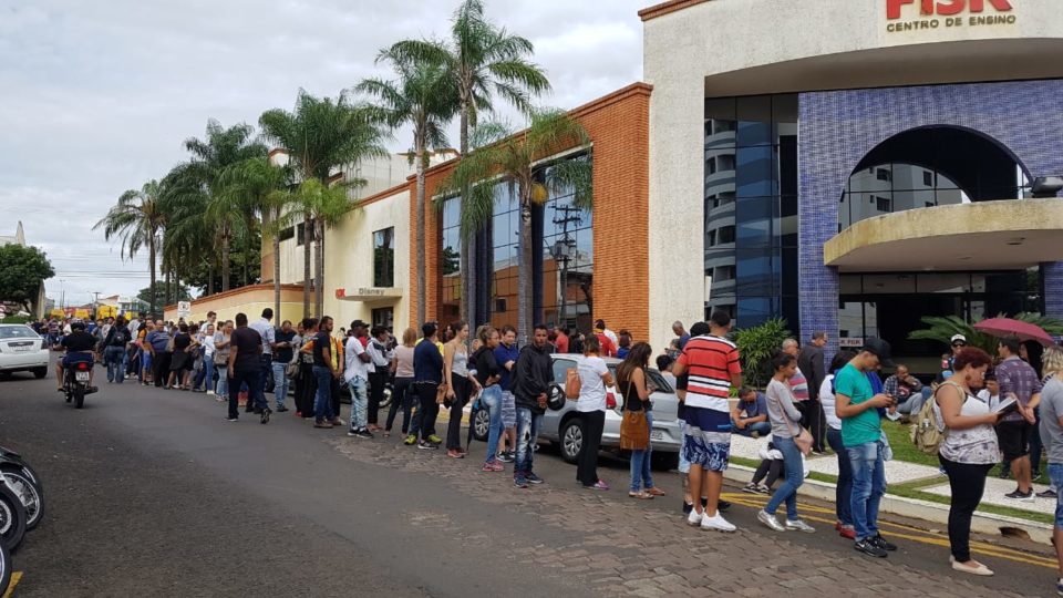 Fila da biometria dá duas voltas no quarteirão durante último dia