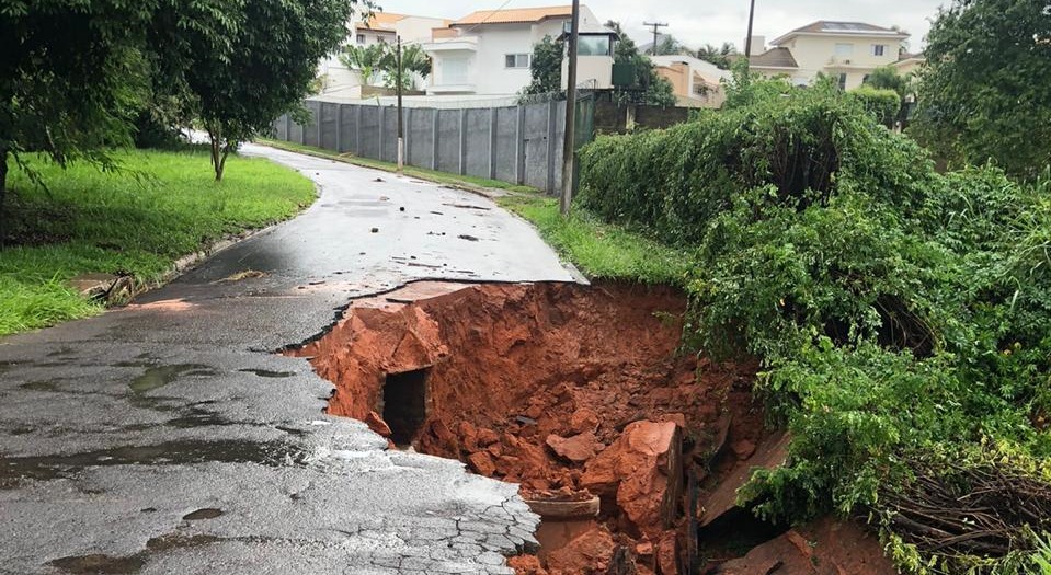 Alameda na zona Leste rompe e cratera interdita tráfego