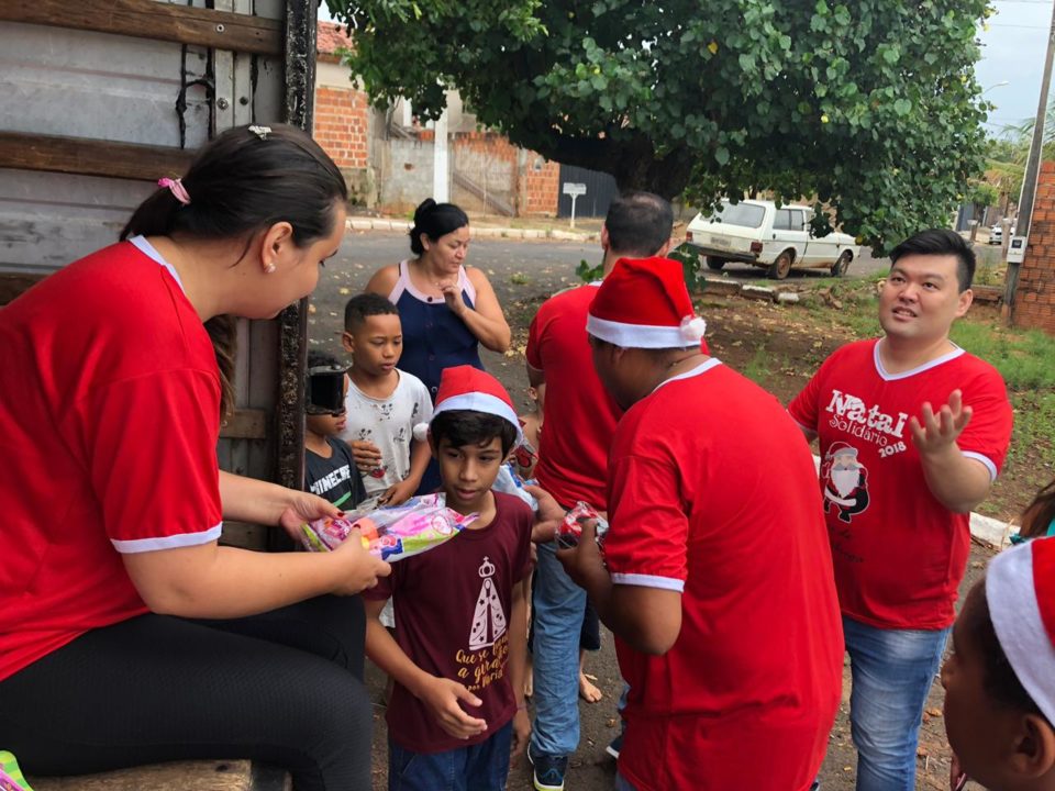 Entre Amigos distribui presentes para crianças carentes de Marília