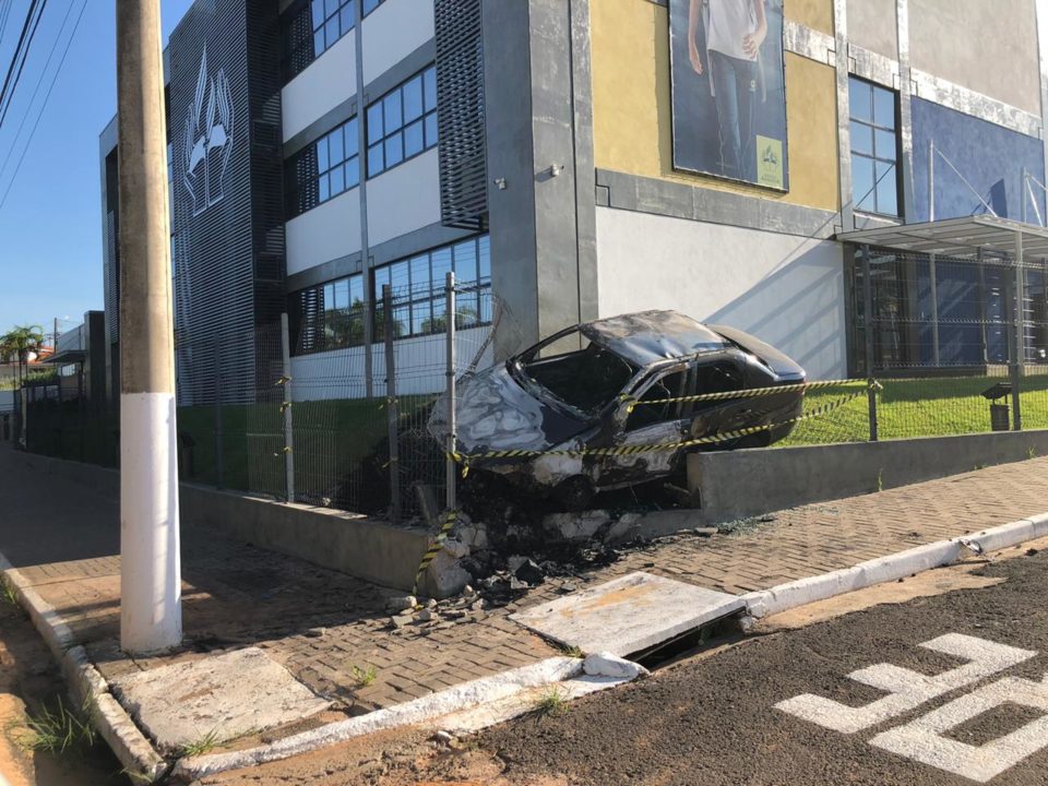 Carro pega fogo após colisão na zona Leste de Marília