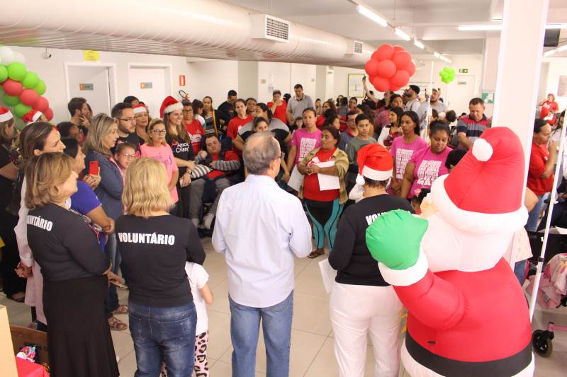 Crianças atendidas pelo Projeto Amor de Criança ganham festa de Natal