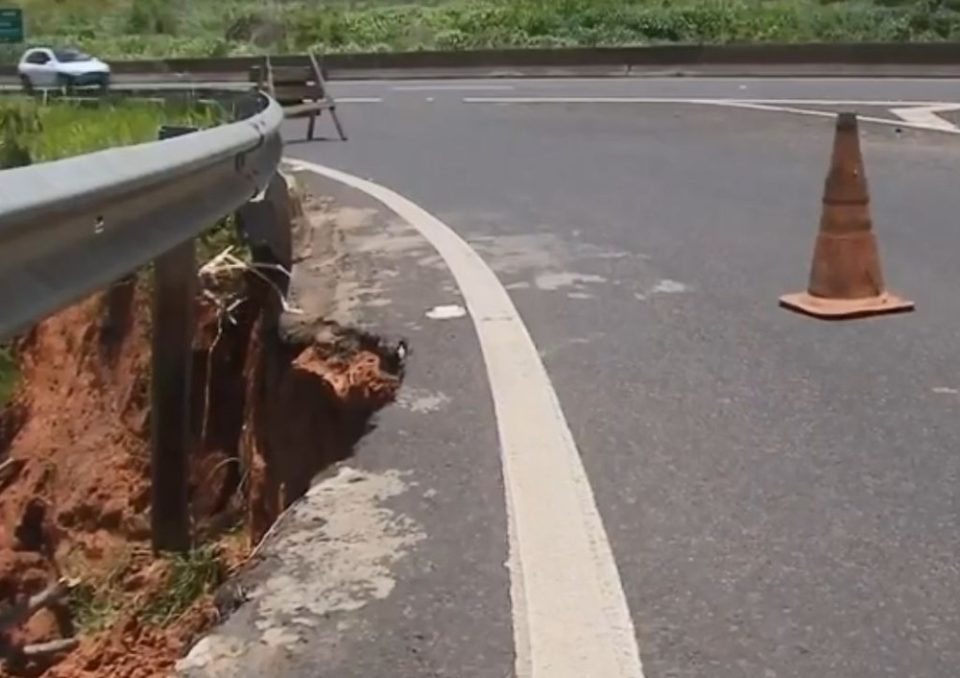 Erosão em alça de acesso da SP-294 aumenta após as chuvas