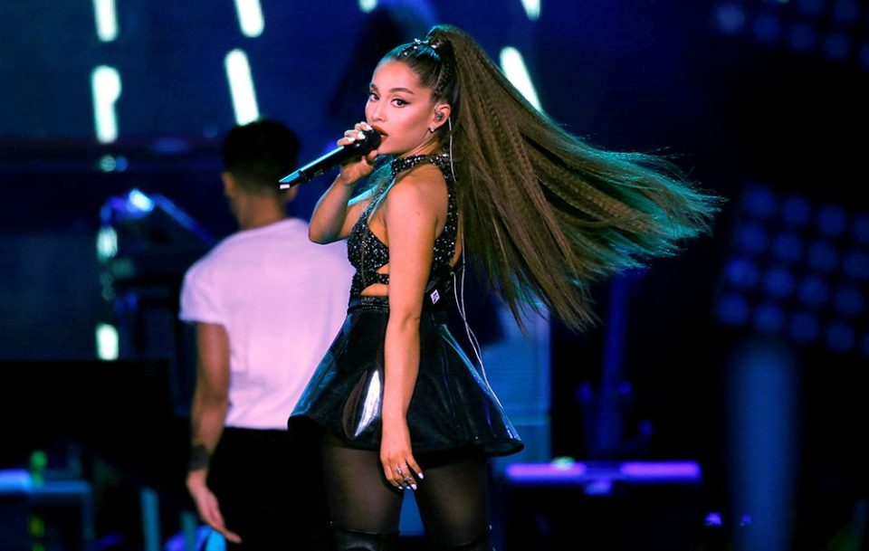 Ariana Grande lança álbum com mais de 30 músicas de turnê