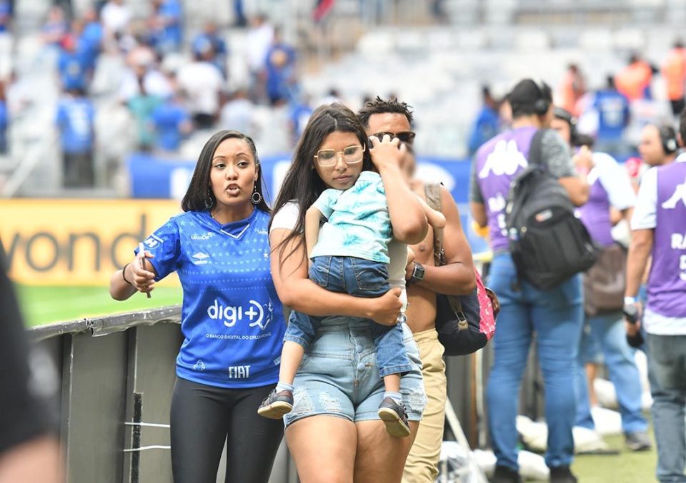 Confusão após queda do Cruzeiro tem 4 presos e 32 feridos