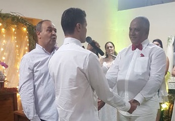 Diocese da região suspende padre que realizou casamento gay