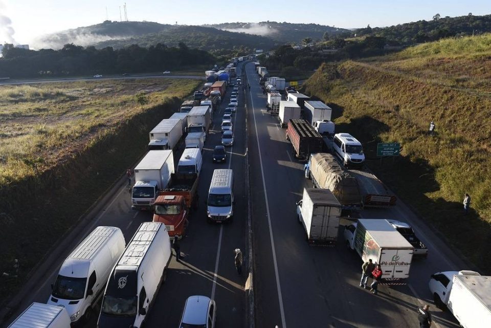 Caminhoneiros ameaçam paralisação pelo País