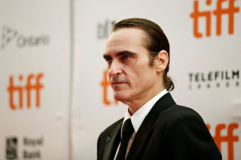 Joaquin Phoenix ganha prêmio de personalidade do ano