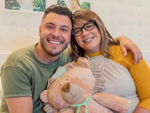 Marília Mendonça apresenta com o marido quarto do primeiro filho