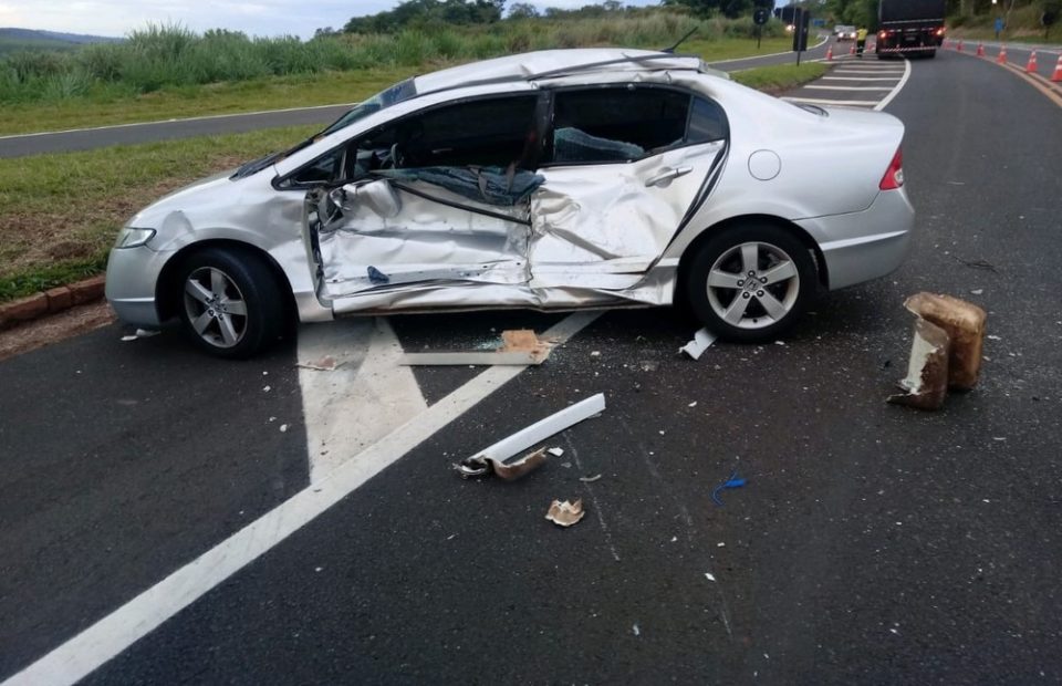 Acidente entre carro e caminhão é registrado na SP-333