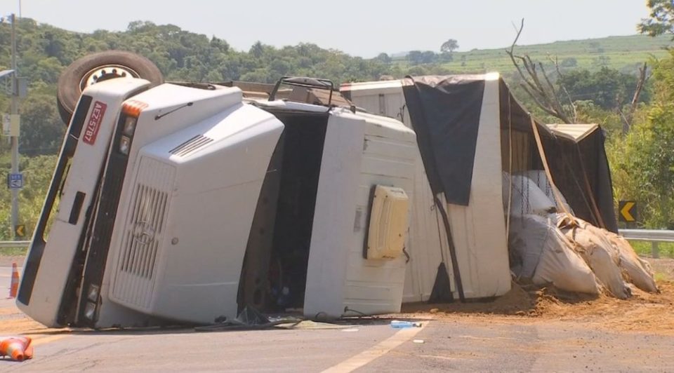 Motorista fica ferido após caminhão tombar na SP-333