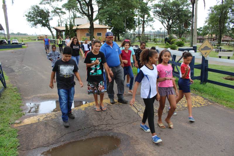 Crianças visitam a Fazenda Experimental da Unimar