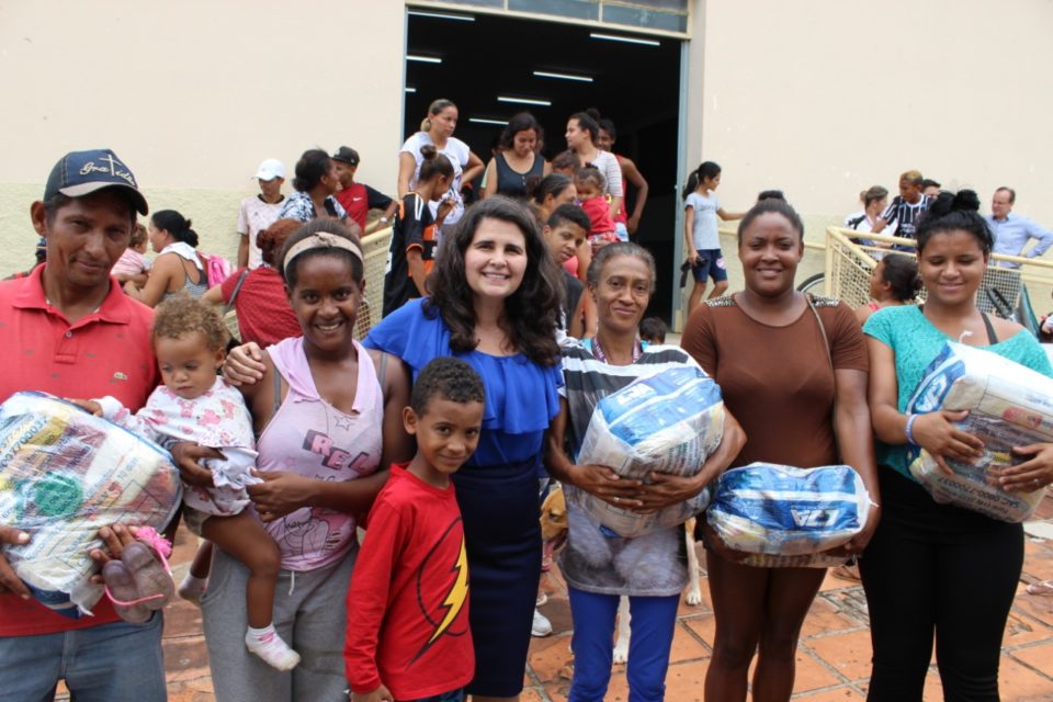 Fundo Social entrega cestas básicas na Vila Barros