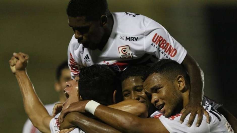 São Paulo goleia e avança à terceira fase da Copa SP