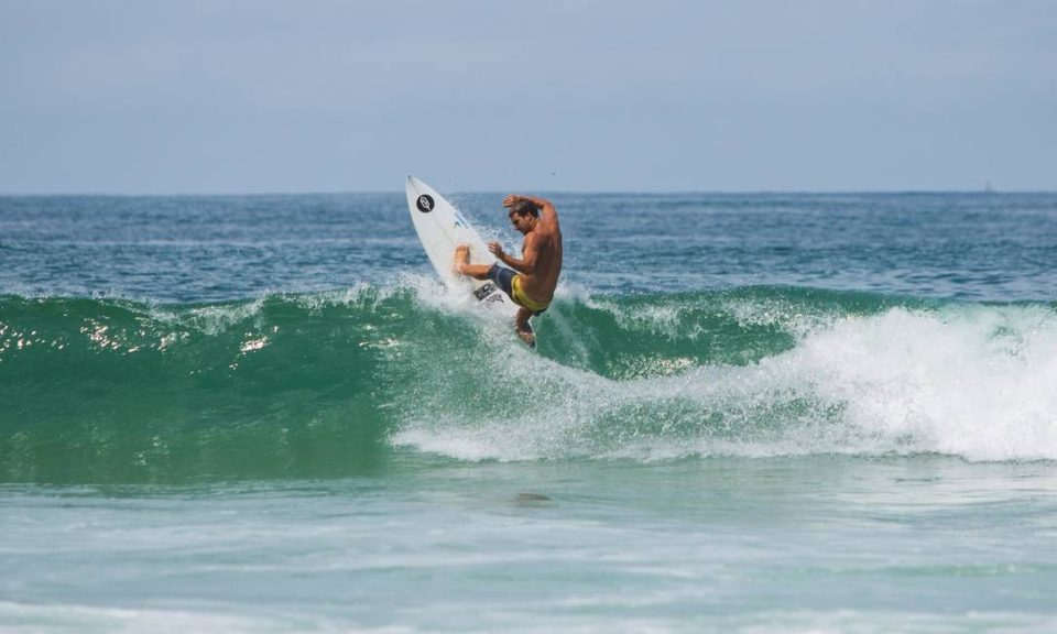 Nova geração de surfistas brasileiros luta para superar o amadorismo