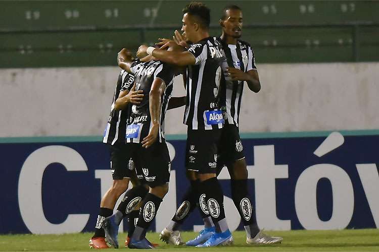 Santos sofre, mas bate Guarani e conquista primeira vitória