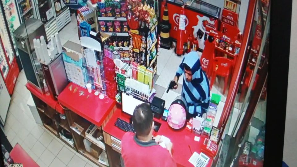 Criminoso armado assalta posto na Via Expressa