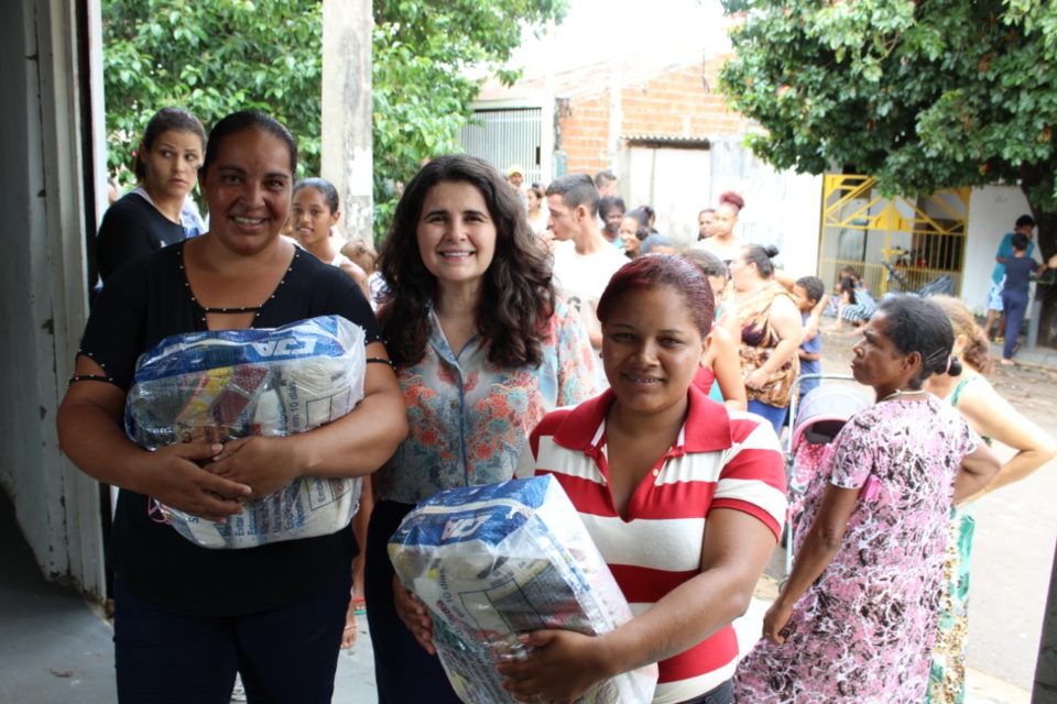 Fundo Social faz entrega de cestas básicas no Toffoli