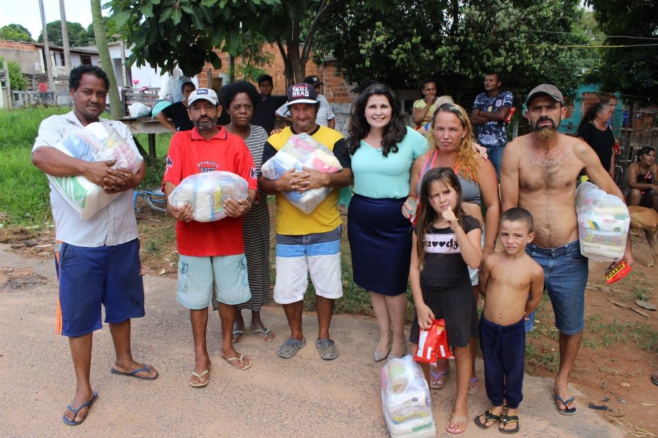 Fundo Social entrega cestas básicas no Parque das Vivendas