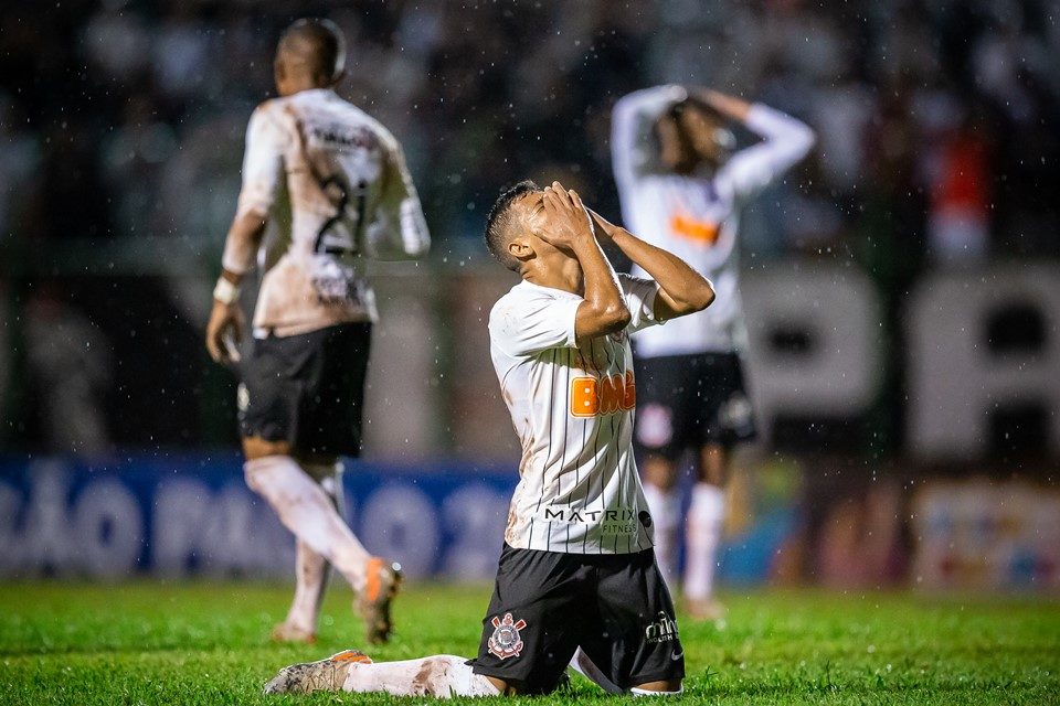 Corinthians cede empate no fim, mas passa de fase na Copa SP