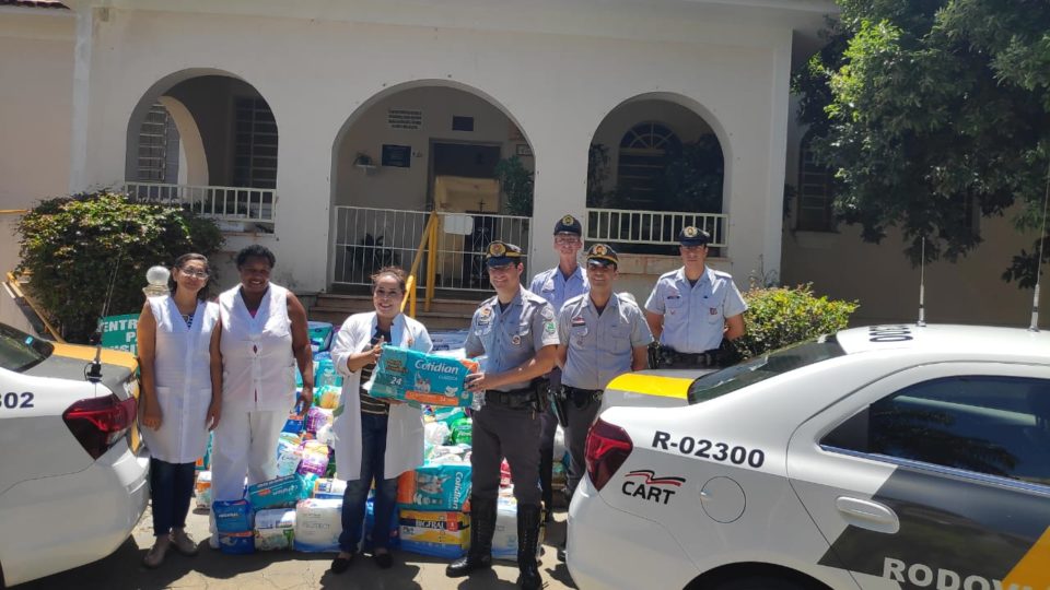 PRE entrega fraldas arrecadadas em campanha de Natal