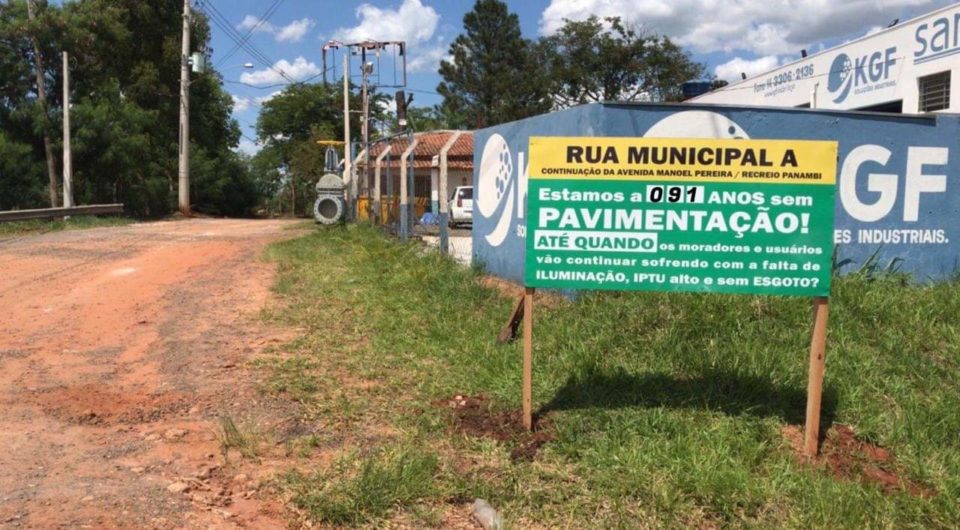 Moradores perdem a paciência e colocam placa para ‘cobrar’ políticos