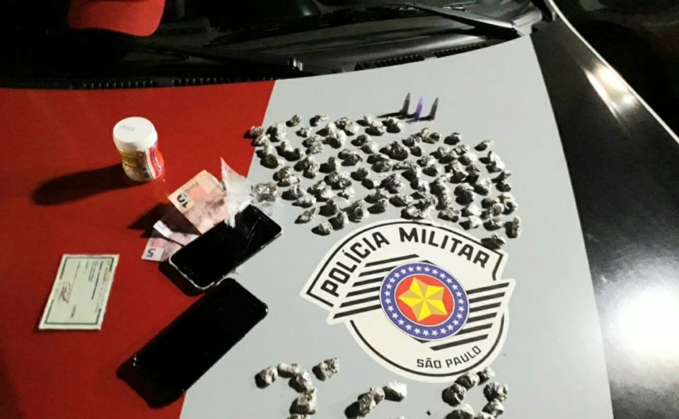 Dupla é presa com drogas em praça de cidade da região