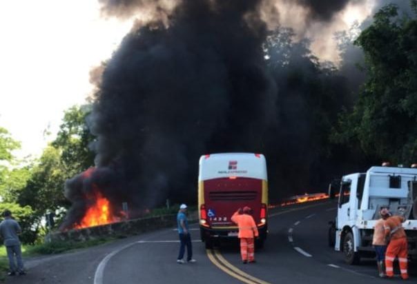 Caminhão perde o freio e pega fogo na Rodovia BR-153