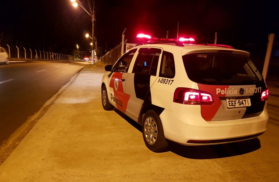 Trio invade residência na zona Sul, agride e assalta homem