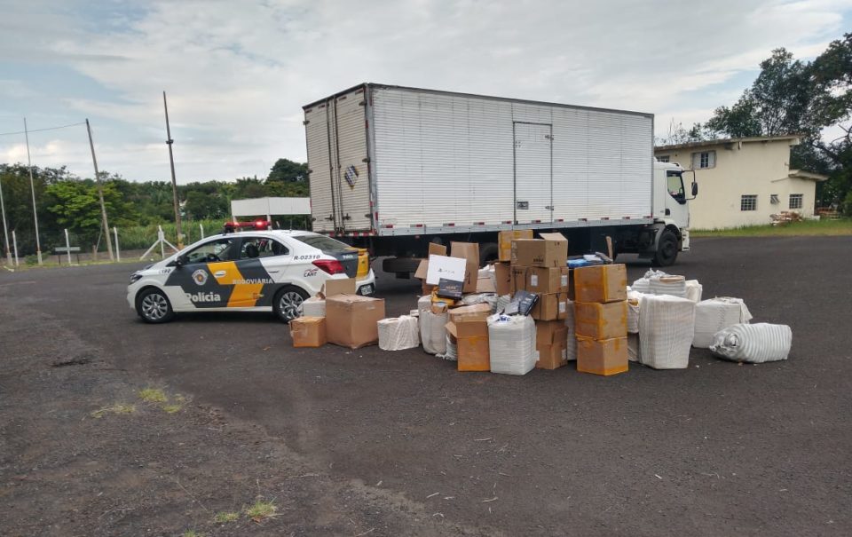 Polícia flagra caminhão recheado de eletrônicos sem nota fiscal