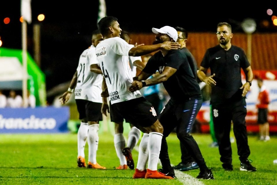 Zagueiro marca dois e Corinthians avança na Copinha