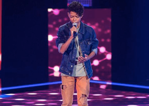 Menino de 13 anos emociona jurados em estreia do The Voice Kids